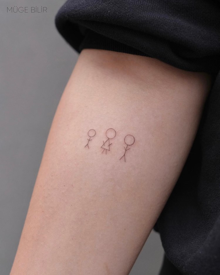 tatuagem-mae-para-filho-7 Tatuagem de 3 bonequinhos de palito em braço