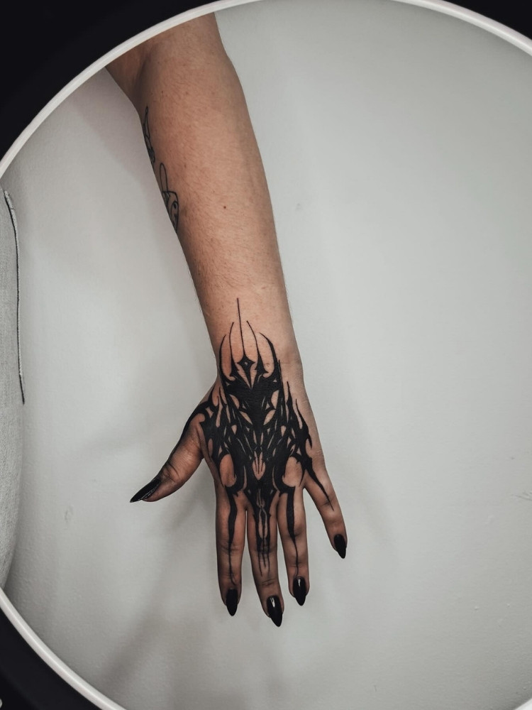 Mão com dorso inteiro em cyber tribal