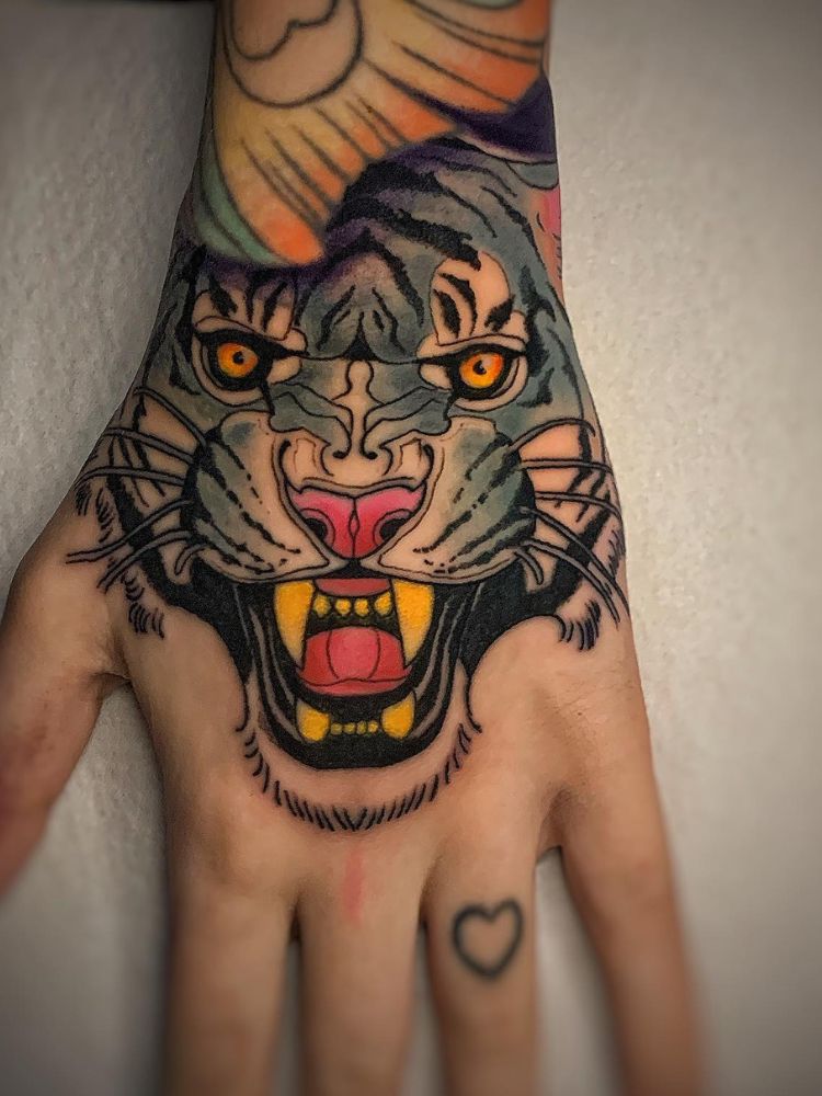 Mão com tigre old school colorido