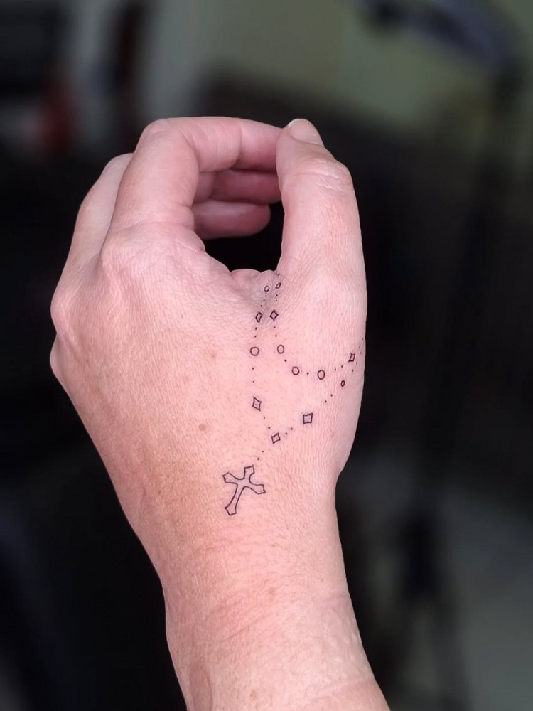 Tatuagem de terço no dedão e dorso lateral da mão