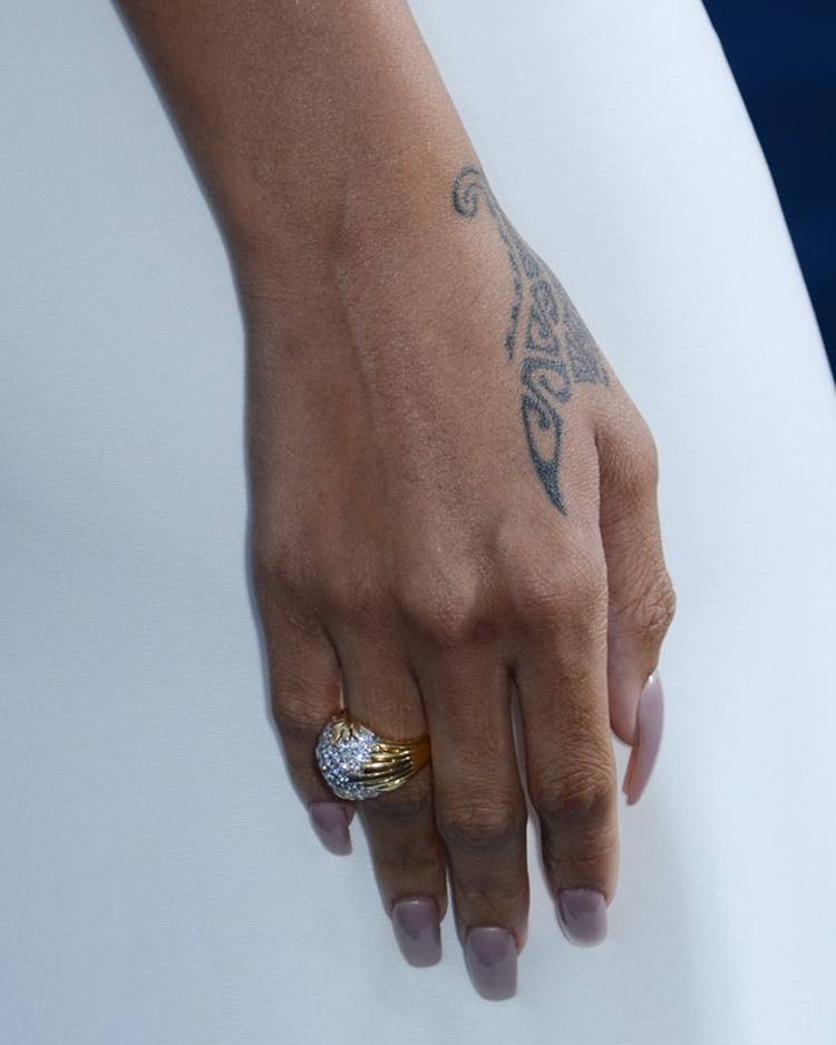 Foto de mão de Rihanna.