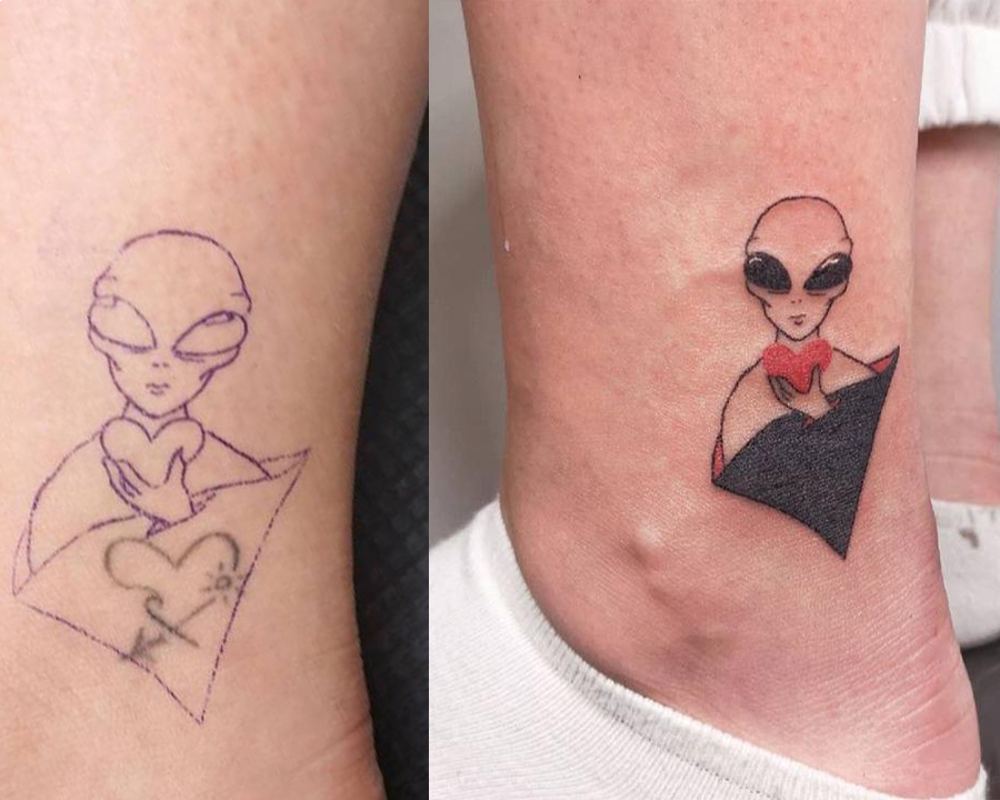 Cobertura de tatuagem no tornozelo Imagem de um esboço de um desenho de alien segurando um coração por cima de uma tatuagem antiga de coração. Do lado dela, tem a imagem da tatuagem do alien pronta e com cores.