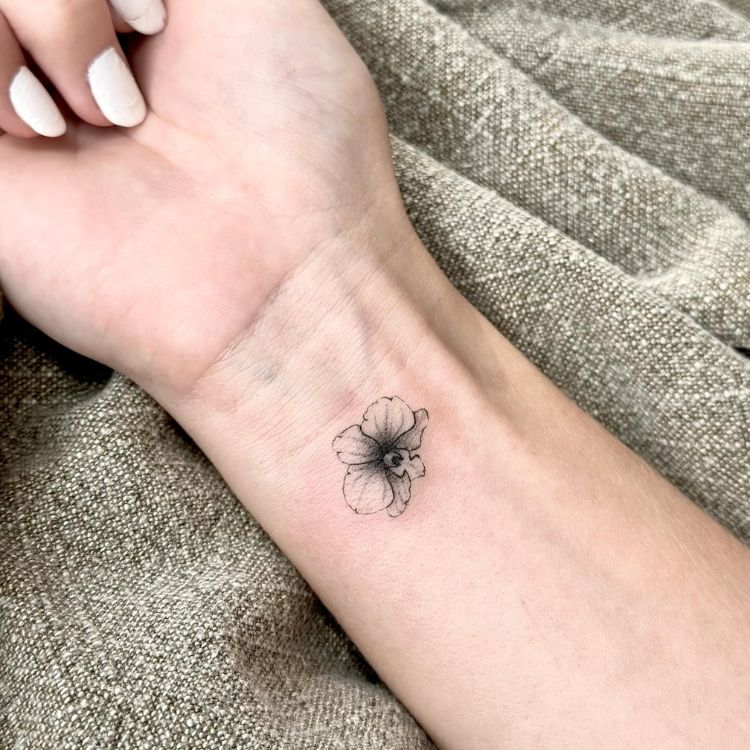 tatuagens-pequenas-14 Tatuagem pequena de orquídea sombreada no pulso
