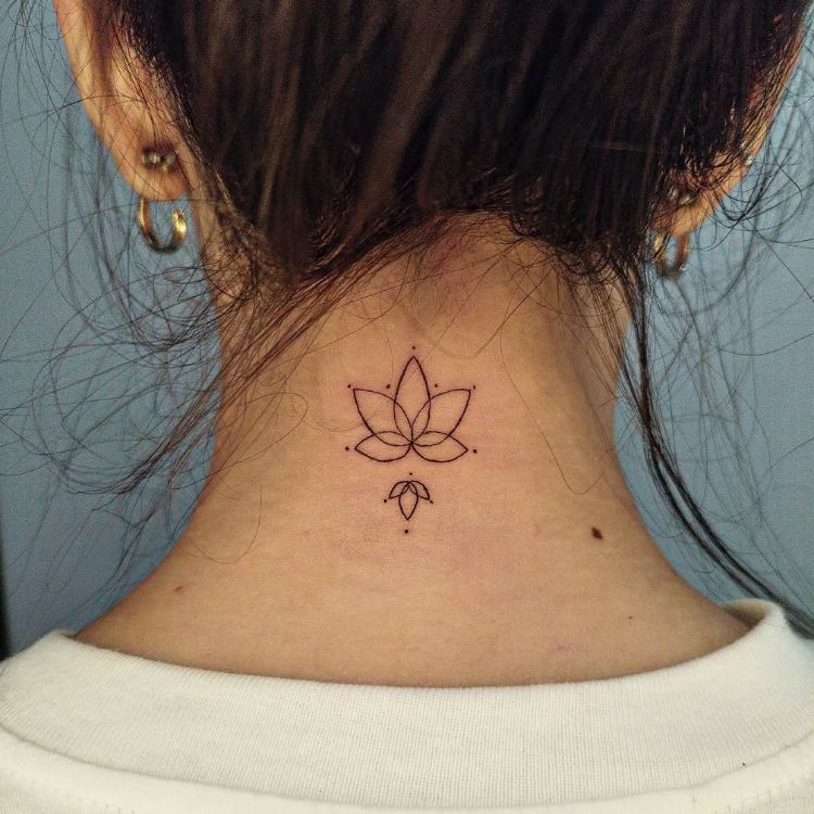 tatuagens-pequenas-17 Tatuagem de flor de lótus em fineline na nuca