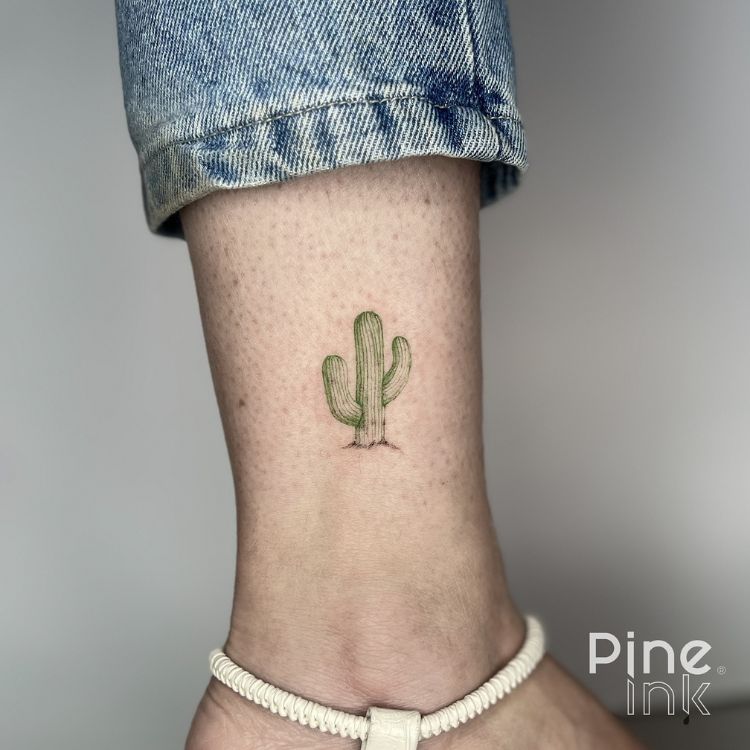 tatuagens-pequenas-18 Tatuagem pequena de cacto realista colorida