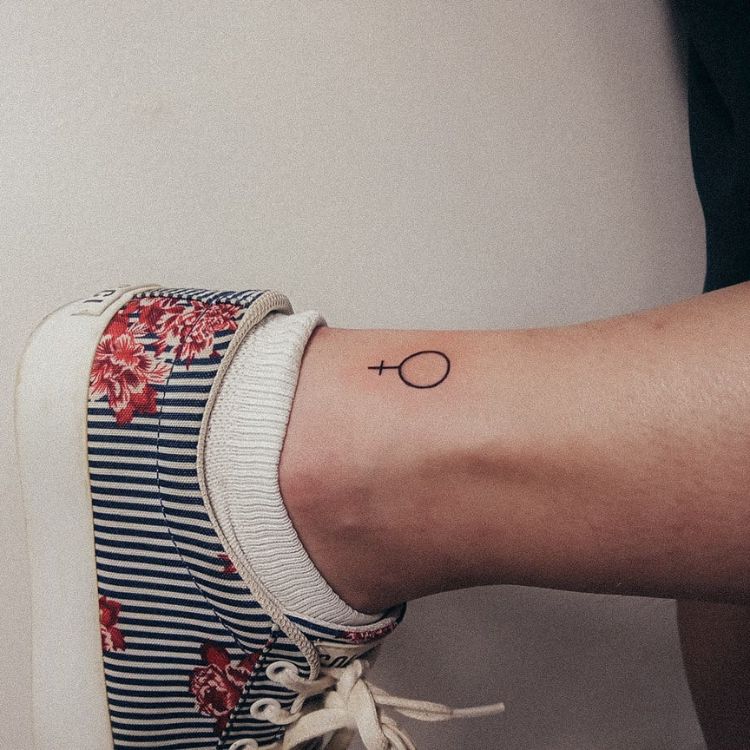 tatuagens-pequenas-19 Tatuagem pequena em fineline de símbolo do feminino