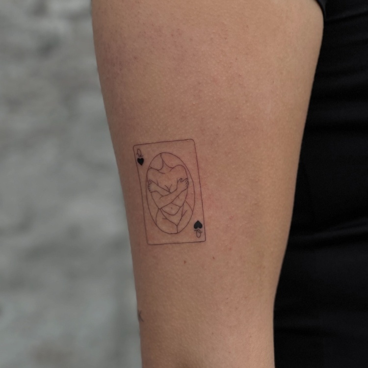 tatuagens-pequenas-21 Tatuagem pequena em fineline de carta de dama com silhueta