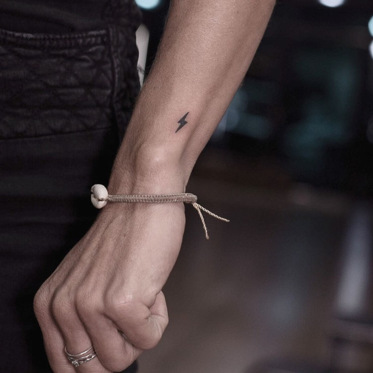 tatuagens-pequenas-22 Tatuagem pequena e preenchida de raio no pulso