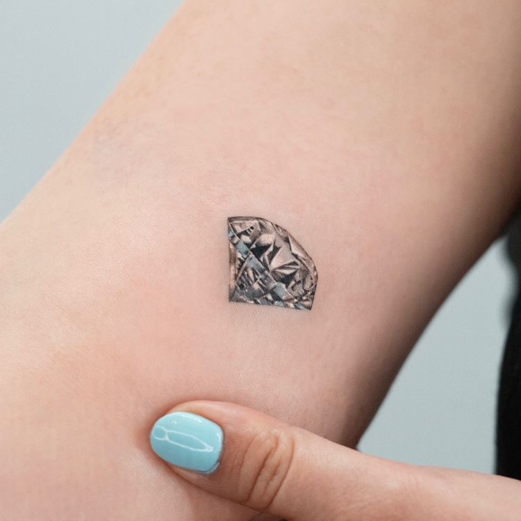 tatuagens-pequenas-23 Tatuagem pequena de diamante em realismo