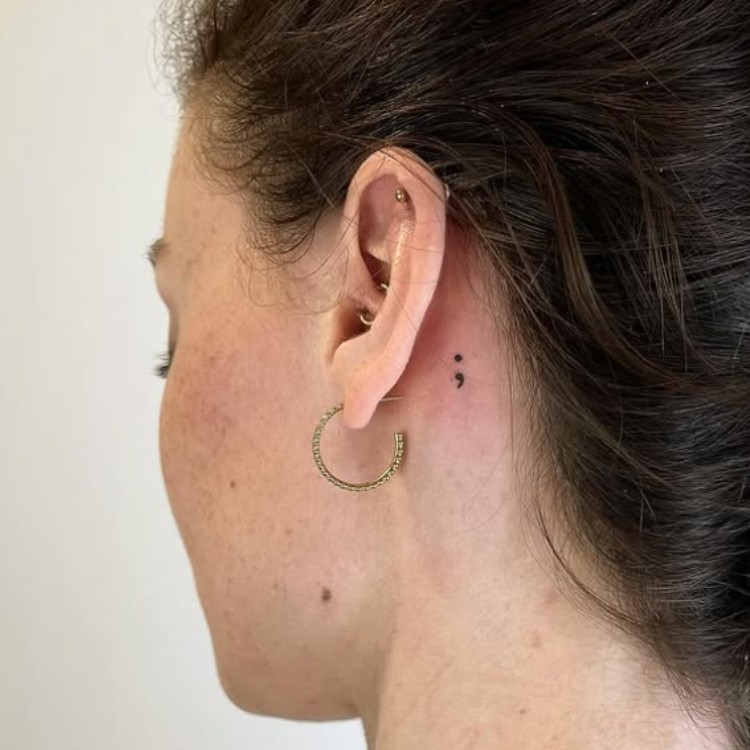 tatuagens-pequenas-24 Mulher com tatuagem pequena de ponto e vírgula na nuca