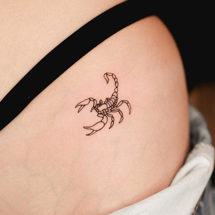 tatuagens-pequenas-25 Tatuagem pequena de escopião em fineline na virilha