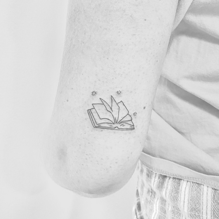 tatuagens-pequenas-26 Tatuagem em fineline de livro aberto com brilhos