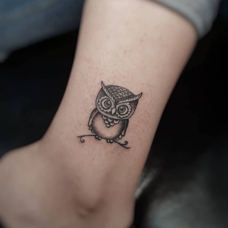 tatuagens-pequenas-27 Tatuagem pequena de coruja no tornozelo em estilo old skool