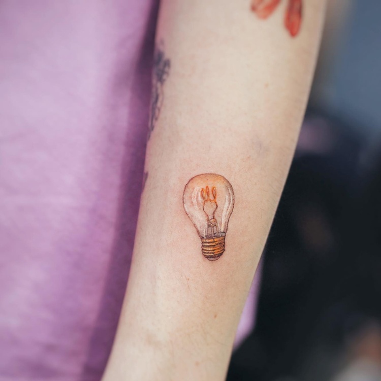 tatuagens-pequenas-28 Tatuagem pequena no braço de lâmpada realista