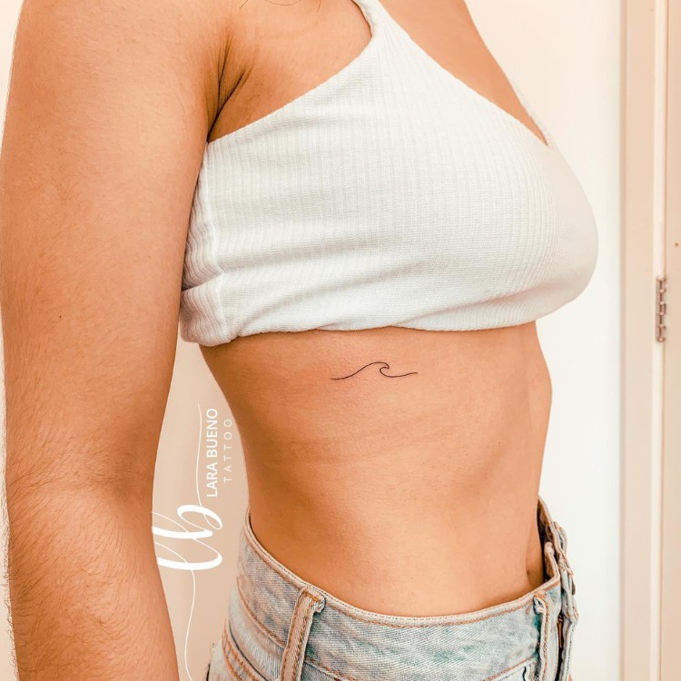 tatuagens-pequenas-29 Tatuagem pequena em fineline de onda na costela