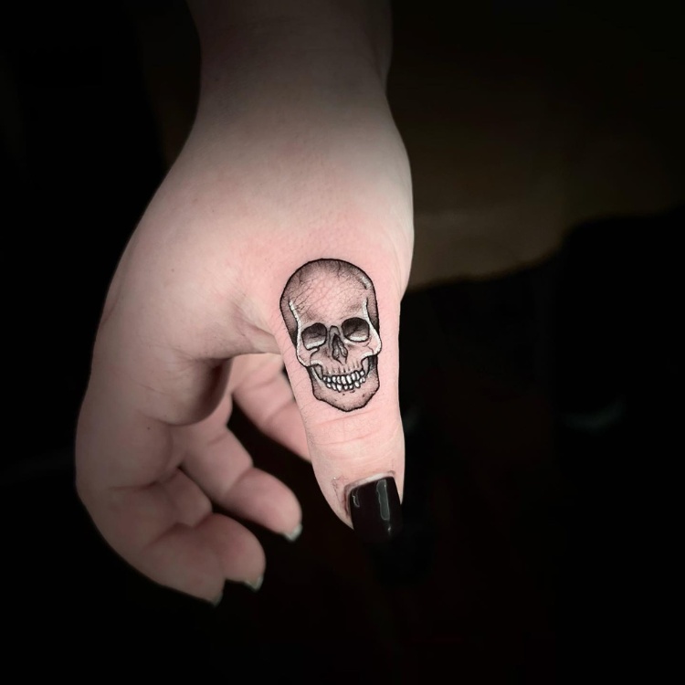 tatuagens-pequenas-30 Tatuagem pequena e sombreada de caveira no dedo
