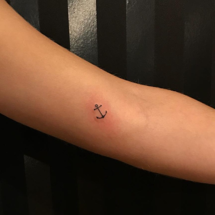 tatuagens-pequenas-33 Tatuagem pequena em fineline de âncora no braço