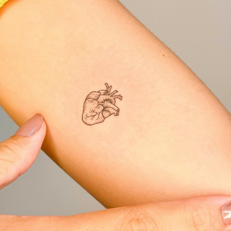 tatuagens-pequenas-34 Tatuagem pequena de coração detalhado e sombreado