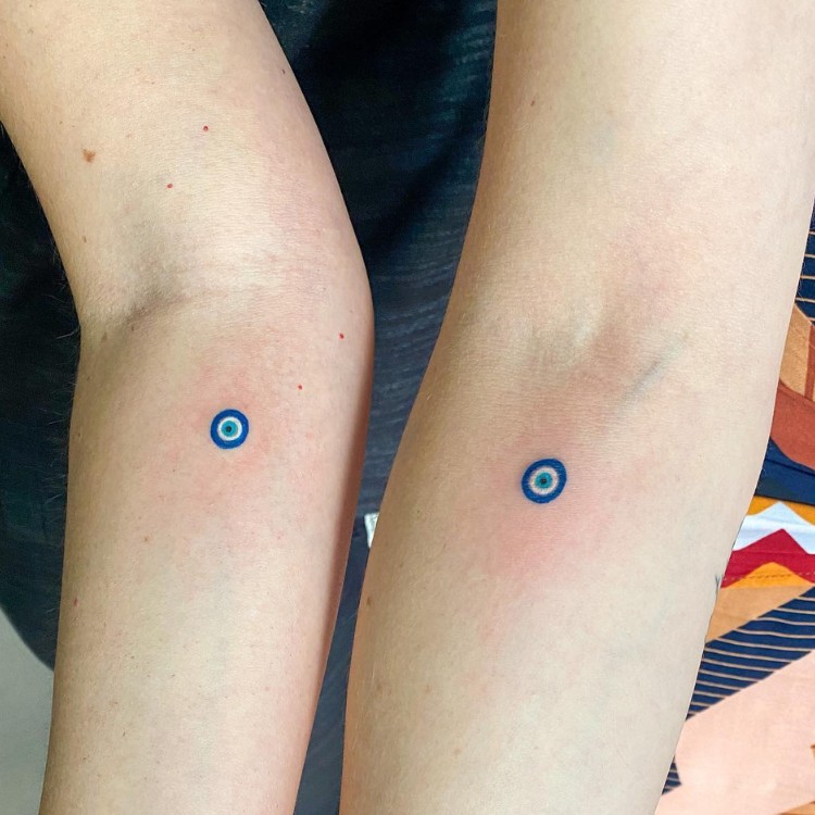 tatuagens-pequenas-5 Braços com tatuagem de pequeno olho grego em azul e branco