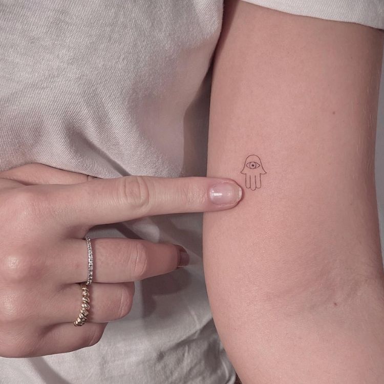 tatuagens-pequenas-6 Tatuagem pequena, com design simples, de mão de Fátima em braço