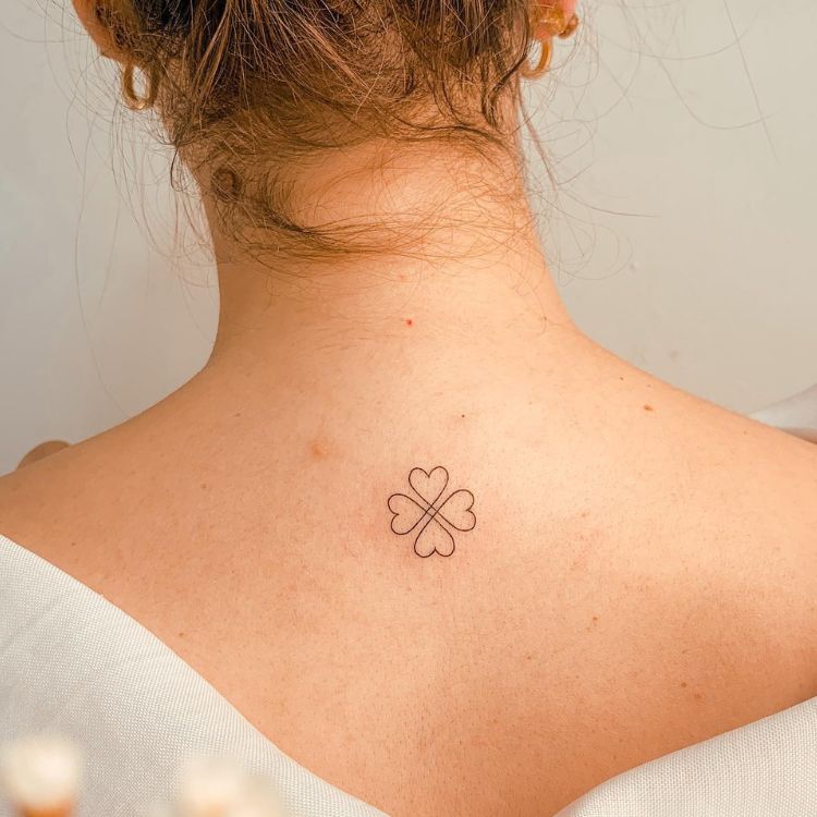 tatuagens-pequenas-7 Foto de tatuagem pequena de trevos em formato de coração e em fineline