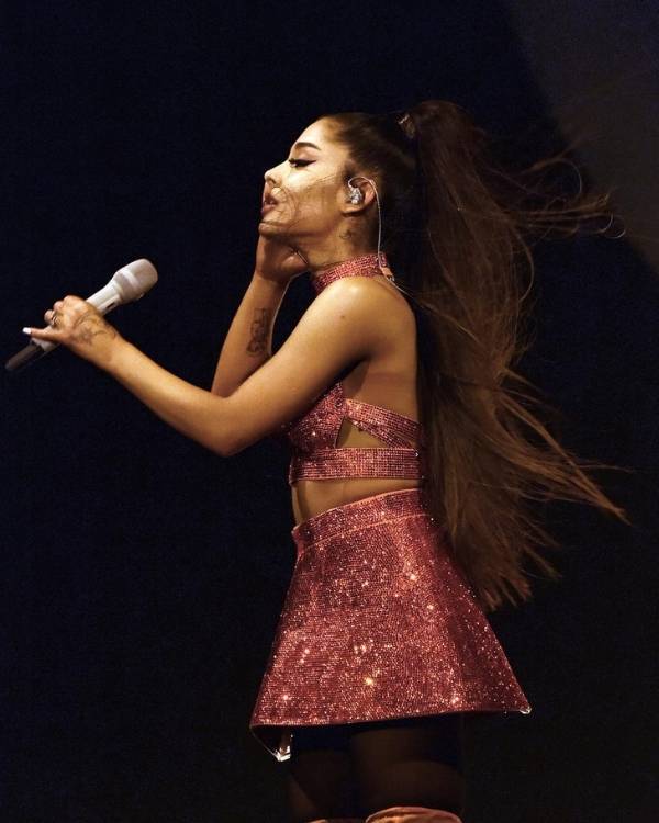 Foto de Ariana Grande cantando.