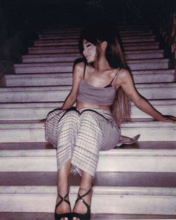 Foto tatuagens da Ariana Grande.