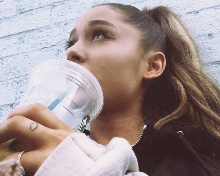 Foto da tatuagem de Ariana Grande.